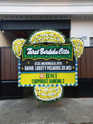 Papan Bunga Duka di Simpang Kanan