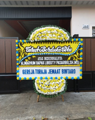 Papan Bunga Duka di Simpang Kanan