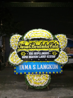 Papan Bunga Duka di Simpang Kanan