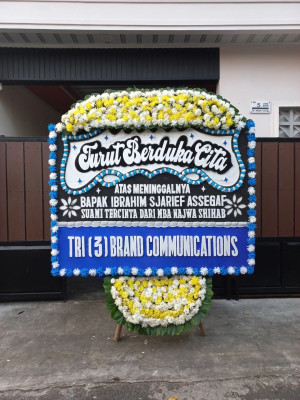 Papan Bunga Duka di Simpang Kanan